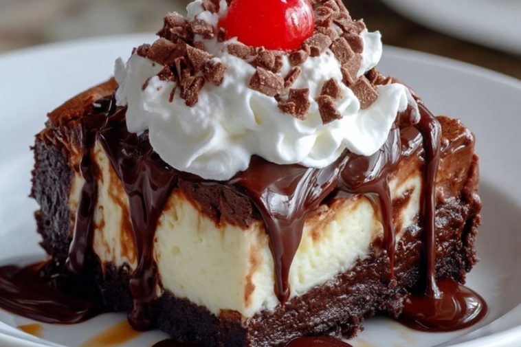 Gâteau Au Chocolat Avec Crème Glacée Et Sauce Au Chocolat