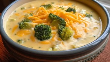 Soupe Crémeuse De Brocoli Au Fromage Et Pommes De Terre