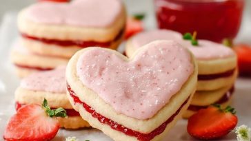 Biscuits Sablés En Forme De Cœur Garnis De Confiture De Fraises