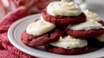 Biscuits Velvet Rouge Avec Glaçage Au Fromage À La Crème