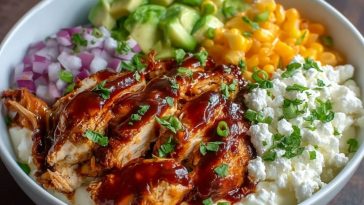 Bol De Poulet Barbecue Riche En Protéines Avec Fromage Cottage